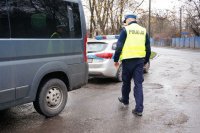 Policjant kontroluje busa