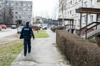 Dzielnicowy w trakcie obchodu