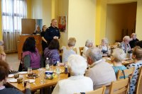 Policjant w trakcie prelekcji