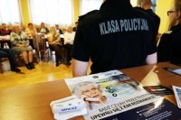 Uczniowie klasy policyjnej - ulotki na pierwszym planie