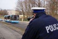 Policjant z aparatem fotograficznym