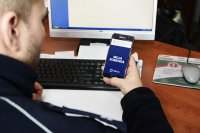 Dzielnicowy z telefonem