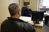 Policjant przesłuchuje zatrzymanego