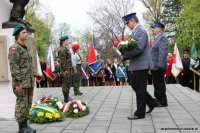 Złożenie wiązanki kwiatów pod pomnikiem Powstańców Śląskich