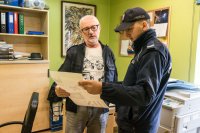 Dzielnicowy Bieniasz z dyrektorem MDK