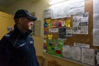 Dzielnicowy przy tablicy ogłoszeń