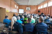 Policjanci podczas spotkania z mieszkańcami dzielnic Orzegów i Godula