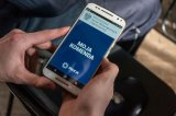 zdjęcie pokazujące telefon komórkowy z uruchomioną aplikacją moja komenda