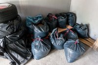 Akcja rudzkich policjantów - narkotyki i tytoń w dwóch garażach - oględziny