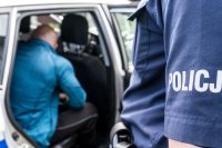 Akcja rudzkich policjantów - narkotyki i tytoń w dwóch garażach - oględziny