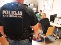 Policjant z zatrzymanym w trakcie przesłuchania