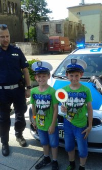 Policjanci z drogówki w czasie festynu z okazji "Dnia Dziecka"