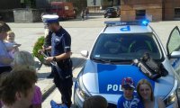 Policjanci z drogówki w czasie festynu z okazji "Dnia Dziecka"
