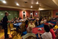 Uczestnicy spotkania i policjant