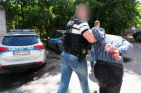 Zatrzymany prowadzony przez policjanta