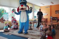 Dzielnicowy i Sznupek z przedszkolakami