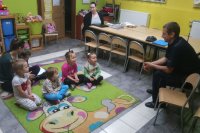 Dzielnicowy i dzieci ze świetlicy