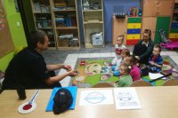 Dzielnicowy i dzieci ze świetlicy