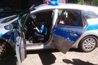 Dzieci w policyjnym radiowozie