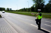 Policjant zatrzymuje do kontroli pojazd
