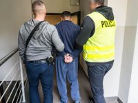 Zatrzymany prowadzony przez policjanta