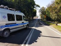Radiowóz blokujący przejazd ulicą Kokota