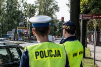 Policjant i strażnik przy przejściu dla pieszych