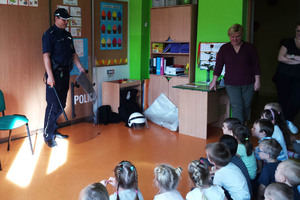 Dzielnicowi z IV komisariatu w trakcie wizyt w przedszkolach
