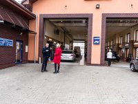 Policjanci i diagności w trakcie sprawdzania stanu technicznego samochodów