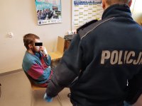 Policjant z podejrzanym o zabójstwo 26-latkiem