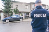 Policyjne ekipy przed domem rodzinnym sprawcy