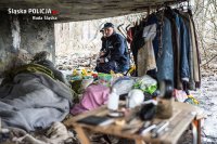 Policjanci rozmawiają z bezdomnym
