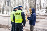 Policjanci z pieszym