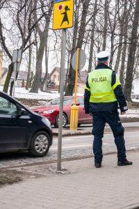 Policjant przy przejściu dla pieszych