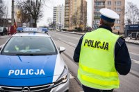Policjant przy radiowozie