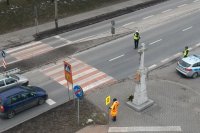 Policjanci w trakcie zatrzymania popełniającego wykroczenie kierowcy