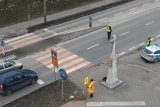 Policjanci w trakcie zatrzymania popełniającego wykroczenie kierowcy