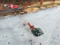 Strażacy ćwiczący wyławianie poszkodowanego