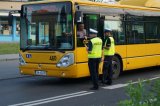 Policjanci w trakcie kontroli autobusu - foto: archiwum