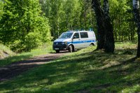 Policjanci patrolują tereny przy lasach