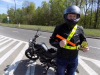 Motocyklista z otrzymanymi odblaskami