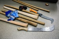 Przejęte maczety i drewniane trzonki