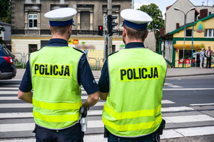 Policjanci z drogówki przy przejściu dla pieszych