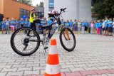 Policjant w trakcie zajęć z dziećmi