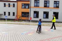 Policjant w trakcie zajęć z dziećmi