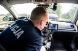 Policjant z drogówki w trakcie kontroli prędkości