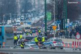 Widok ogólny policyjnych radiowozów i funkcjonariuszy w rejonie COP24