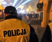 Policjanci na pierwszym planie, w tle zabawa sylwestrowa - zdjęcie poglądowe