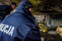Policjanci kontrolujący miejsca przebywania bezdomnych - zdjęcia poglądowe z archiwum rudzkiej policji