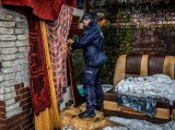 Policjanci kontrolujący miejsca przebywania bezdomnych - zdjęcia poglądowe z archiwum rudzkiej policji